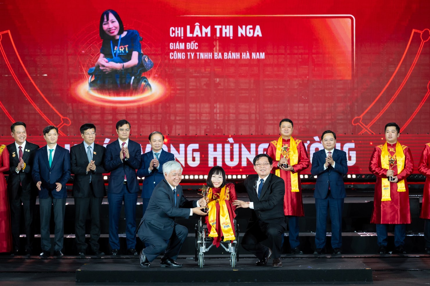 Trao danh hiệu Sao Đỏ danh dự năm 2025 cho doanh nhân Lâm Thị Nga. Ảnh: BTC