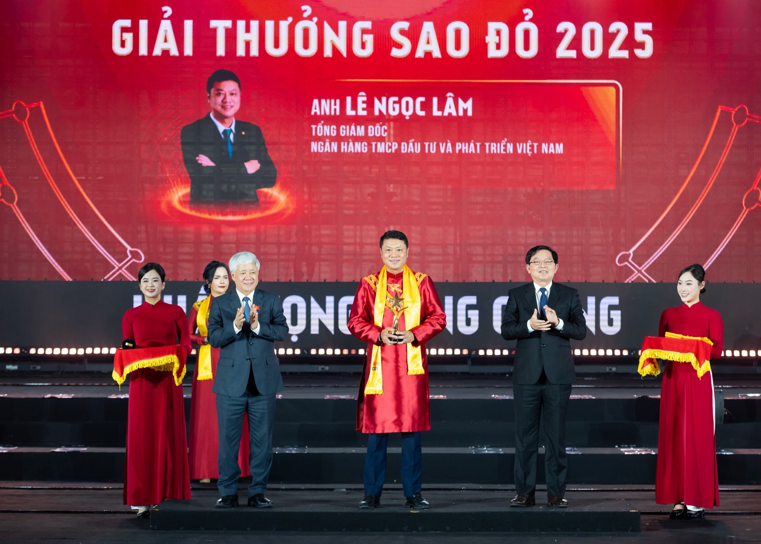 Phó Chủ tịch Thường trực Quốc hội Đỗ Văn Chiến và Phó Thủ tướng Chính phủ Hồ Quốc Dũng trao trao giải Doanh nhân Sao đỏ năm 2025. Ảnh: BTC