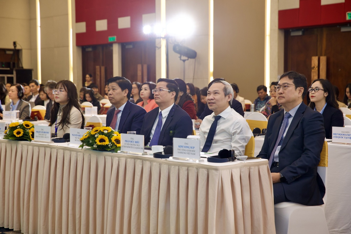 Đại diện các bộ, ngành và doanh nghiệp tham dự hội thảo.