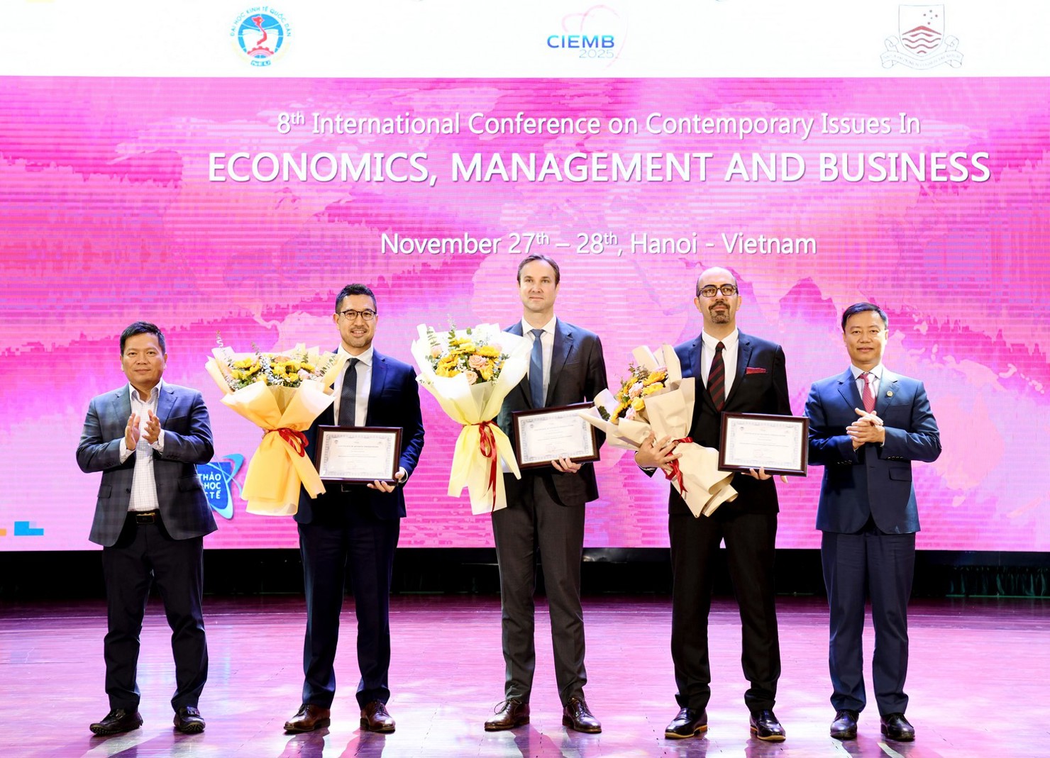 Ban lãnh đạo Đại học Kinh tế quốc dân cùng các diễn giả quốc tế tham dự.