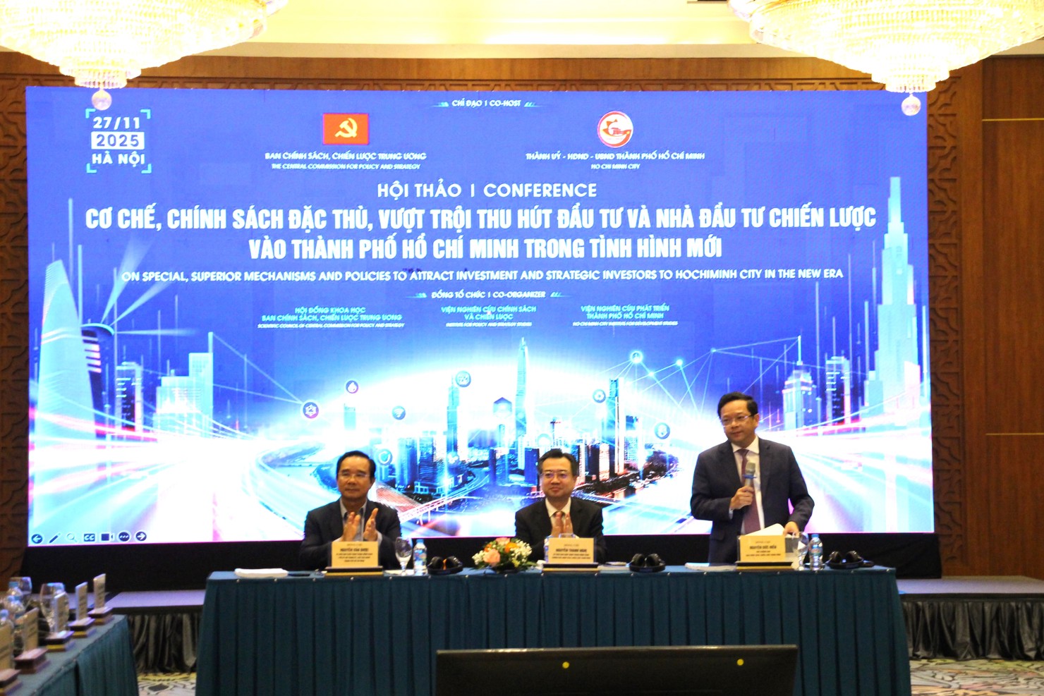 Các lãnh đạo chủ trì hội thảo