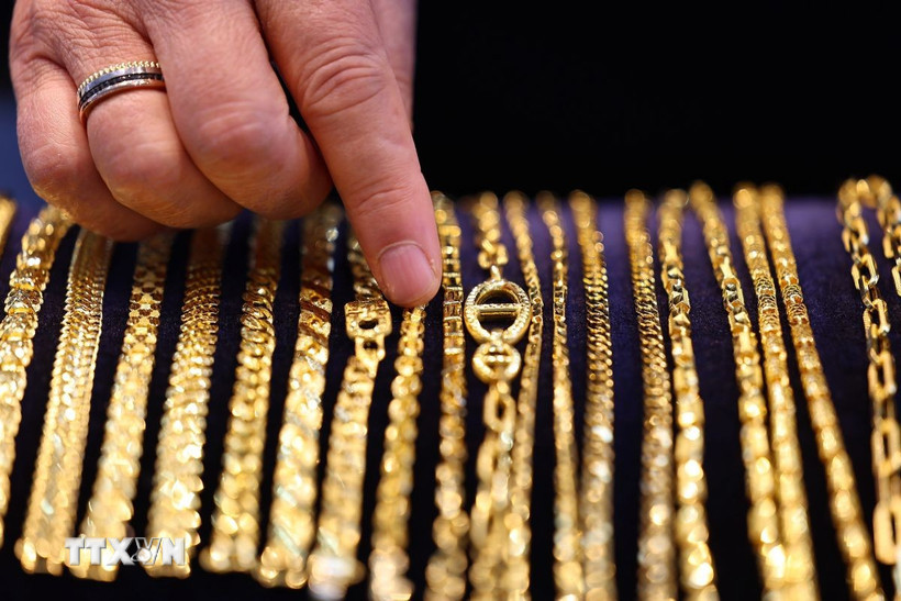 Trang sức vàng được bày bán tại tiệm kim hoàn ở Seoul, Hàn Quốc. (Ảnh: Yonhap/TTXVN).  