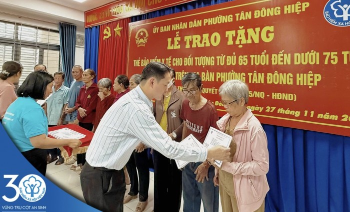 TP. Hồ Chí Minh: Thẻ bảo hiểm y tế miễn phí đã đến tay nhiều người cao tuổi