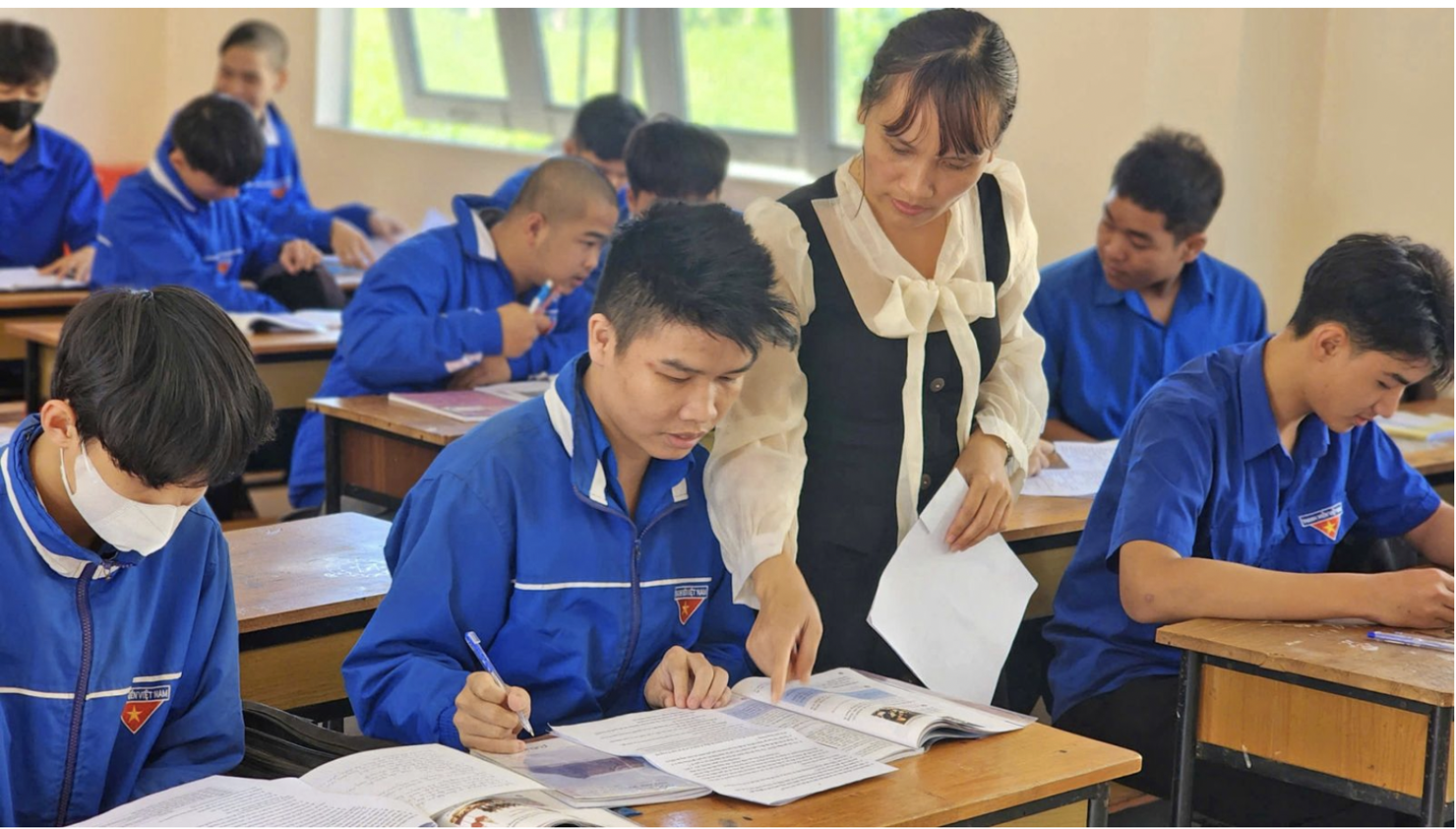 Cả nước đã huy động được 261.130 người tham gia học xóa mù chữ, bình quân mỗi năm là 52.226 người; đội ngũ giáo viên và cộng tác viên cơ bản đáp ứng yêu cầu nhiệm vụ.