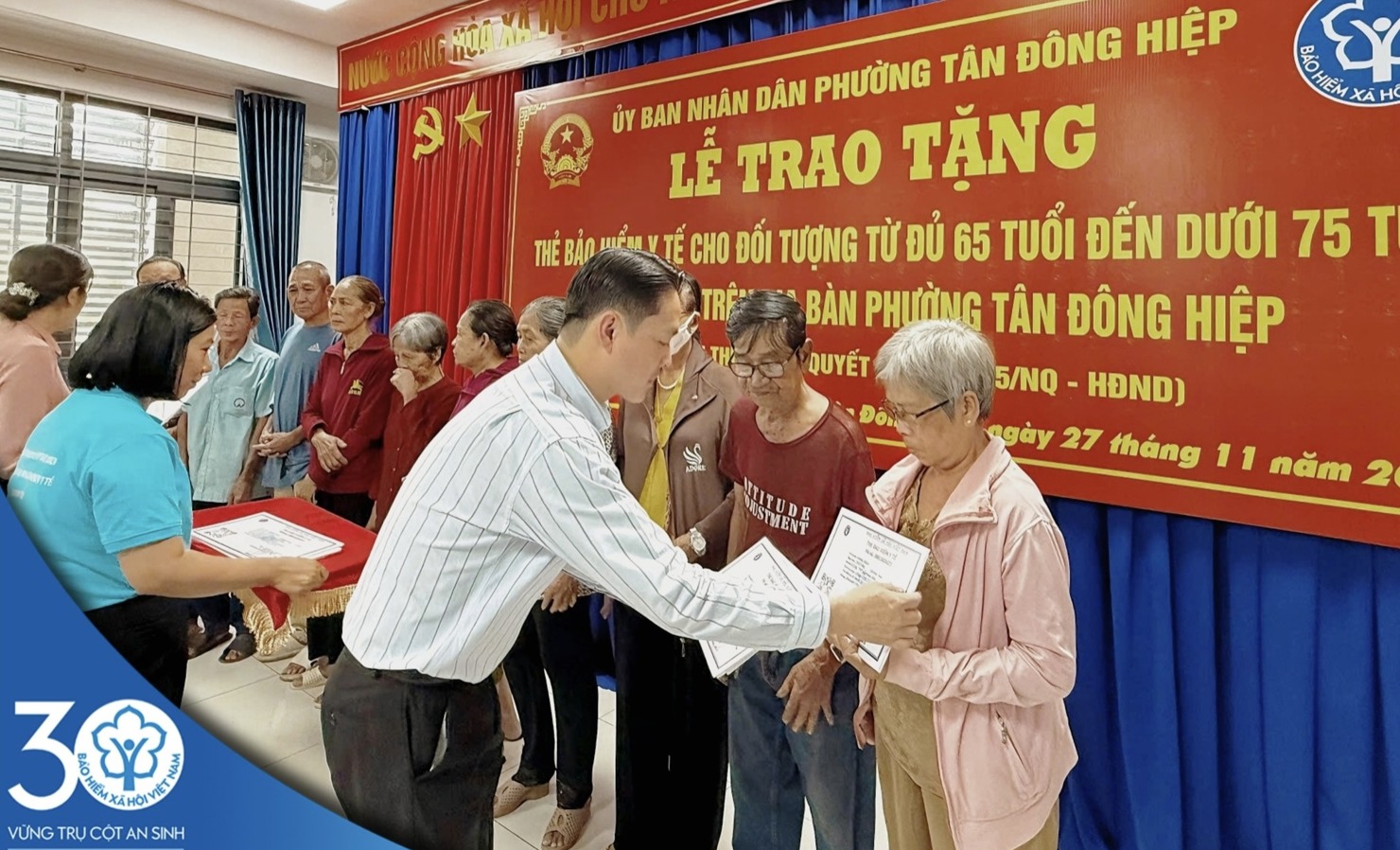 UBND phường Tân Đông Hiệp trao thẻ BHYT cho người cao tuổi từ đủ 65 tuổi đến dưới 75 tuổi. Ảnh: L.V