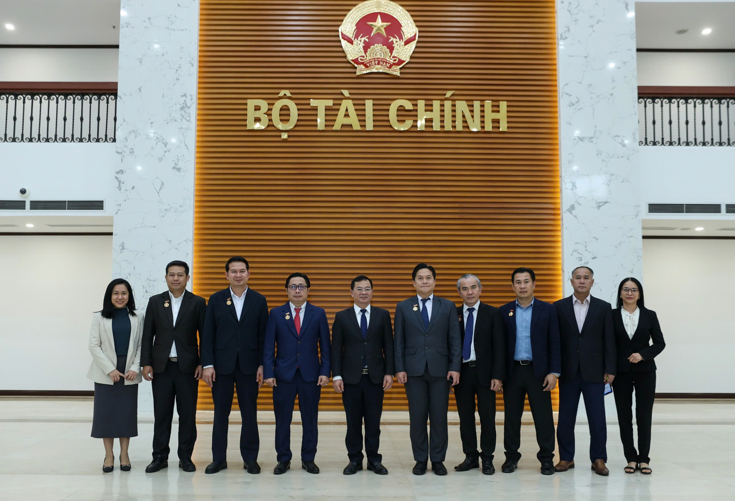 Cục Quản lý công sản (Bộ Tài chính Việt Nam) và Cục Quản lý công sản (Bộ Tài chính Lào) chụp ảnh lưu niệm.