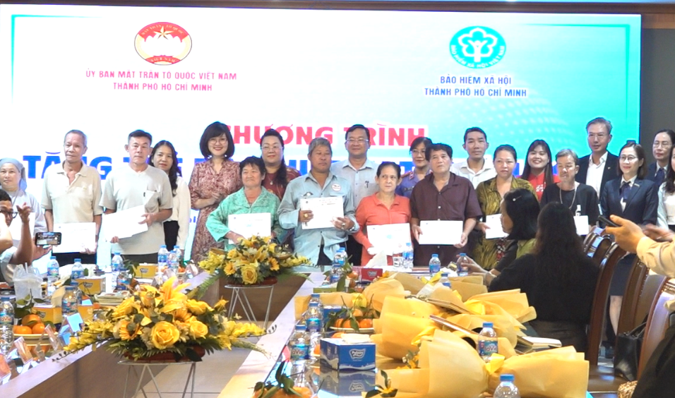 video tp ho chi minh trao tang hon 3000 the bhyt cho nguoi dan kho khan