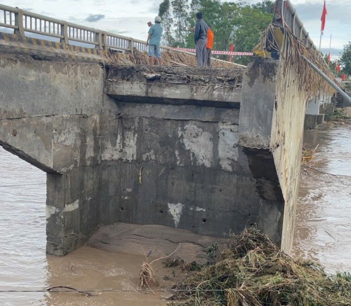 Nỗ lực khắc phục hậu quả và thông đường sau bão số 13